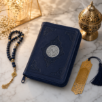 ⁦القرآن الكريم حجم وسط بسوستة 16×11 سم – غلاف جلد فاخر بسوستة كاملة سهل الحمل والتنقل⁩ - الصورة ⁦4⁩