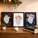⁦برواز ديكور أسود 20×25 سم – زجاج شفاف وتعليق حائط – متاح تنفيذ أي تصميم حسب الطلب⁩ - الصورة ⁦3⁩