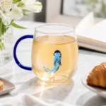 ⁦مج زجاجي بدولفين أزرق 300 مل بيد زرقاء وتصميم ثلاثي الأبعاد للشاي والقهوة والعصائر⁩ - الصورة ⁦2⁩