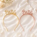 ⁦طوق Bride للعروسة بلاستيك  – تاج حفلات العروس للتصوير – مقاس 16*10سم⁩ - الصورة ⁦2⁩