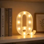 ⁦حرف Q مضيء LED للديكور مقاس 22 سم – يعمل بالبطاريات بإضاءة دافئة⁩ - الصورة ⁦3⁩
