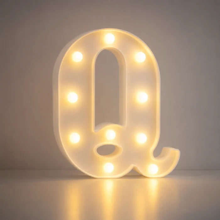حرف Q مضيء LED للديكور مقاس 22 سم – يعمل بالبطاريات بإضاءة دافئة