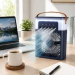 مروحة تبريد محمولة قابلة للشحن مع رذاذ مياه وإضاءة LED – 3 سرعات – 5 فتحات رذاذ – USB Type-C - الصورة 4