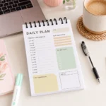 ⁦بلانر يومي Daily Planner بسلك علوي 60 ورقة لتنظيم الوقت والمهام والأولويات – تصميم زهور باستيل أنيق⁩ - الصورة ⁦3⁩