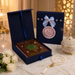⁦مصحف شريف داخل علبة هدايا مخملية زرقاء – مقاس 24.4 × 18 سم – هدية إسلامية فاخرة⁩ - الصورة ⁦3⁩