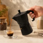 ⁦موكا بوت صانعة قهوة إسبريسو على البوتاجاز بفلتر معدني وصمام أمان – تصميم أسود منقط⁩ - الصورة ⁦4⁩