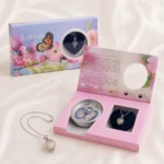 هدية اللؤلؤة المفاجأة Love Pearl موف فاتح بتصميم فراشة وزهور 18×10 سم – سلسلة وقلادة