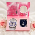 ⁦هدية اللؤلؤة المفاجأة Love Pearl بينك بتصميم ورد داكن 18×10 سم – طقم محارة وقلادة فضية⁩ - الصورة ⁦7⁩