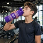 زجاجة مياه تحفيزية 1000 مل متعددة الألوان بغطاء وشاليموه وحزام حمل – علامات لمتابعة شرب المياه – مقاس 27 × 8 سم - الصورة 3