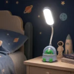 أباجورة مكتب أطفال بتصميم فضائي كيوت – إضاءة LED وذراع مرن للمذاكرة والقراءة - الصورة 4