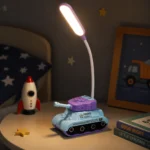 ⁦أباجورة مكتب أطفال بتصميم دبابة أزرق وبنفسجي – إضاءة LED وذراع مرن للمذاكرة والقراءة⁩ - الصورة ⁦2⁩