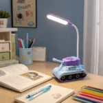 ⁦أباجورة مكتب أطفال بتصميم دبابة أزرق وبنفسجي – إضاءة LED وذراع مرن للمذاكرة والقراءة⁩ - الصورة ⁦4⁩