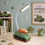 ⁦أباجورة مكتب أطفال بتصميم دبابة أخضر وبرتقالي – إضاءة LED وذراع مرن للمذاكرة والقراءة⁩ - الصورة ⁦3⁩