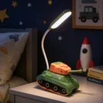 ⁦أباجورة مكتب أطفال بتصميم دبابة أخضر وبرتقالي – إضاءة LED وذراع مرن للمذاكرة والقراءة⁩ - الصورة ⁦4⁩
