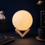 ⁦أباجورة قمر 3D كبير بقاعدة هندسية – إضاءة ليلية دافئة وديكور أنيق لغرفة النوم⁩ - الصورة ⁦4⁩