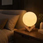⁦أباجورة قمر 3D كبير بقاعدة هندسية – إضاءة ليلية دافئة وديكور أنيق لغرفة النوم⁩ - الصورة ⁦5⁩