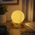 أباجورة قمر 3D صغيرة بقاعدة 6 سم وإضاءة LED دافئة وتحكم باللمس – مصباح ديكور ليلي بتفاصيل سطح القمر - الصورة 3