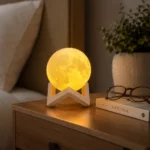 أباجورة قمر 3D صغيرة بقاعدة 6 سم وإضاءة LED دافئة وتحكم باللمس – مصباح ديكور ليلي بتفاصيل سطح القمر - الصورة 4