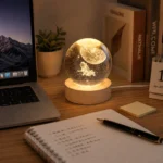 أباجورة كرة كريستال 3D بتصميم قمر ورائد فضاء وإضاءة دافئة