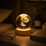 أباجورة كرة كريستال 3D بتصميم قمر ورائد فضاء وإضاءة دافئة بقاعدة خشبية وتشغيل USB