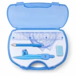 ⁦طقم أدوات هندسية للأطفال 7 قطع ببرجل ومسطرة ومنقلة ومثلثات وقلم وأستيكة داخل علبة بمقبض⁩ - الصورة ⁦5⁩