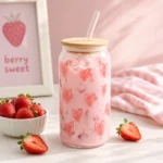 ⁦كوب زجاجي سعة 550 مل بغطاء بامبو وشفاطة زجاجية – تصميم قلوب بينك للمشروبات الباردة⁩ - الصورة ⁦3⁩