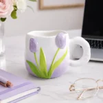 ⁦مج سيراميك زهرة التوليب المجسمة لون موف سعة 300 مل – تصميم أنيق للمشروبات الساخنة⁩ - الصورة ⁦3⁩