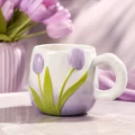 ⁦مج سيراميك زهرة التوليب المجسمة لون موف سعة 300 مل – تصميم أنيق للمشروبات الساخنة⁩ - الصورة ⁦5⁩