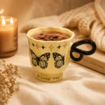⁦مج سيراميك فراشات 400 مل بمقبض أسود وقاعدة مرتفعة – تصميم أنيق للمشروبات الساخنة والباردة⁩ - الصورة ⁦4⁩