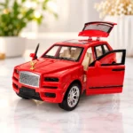 ⁦سيارة لعبة SUV حمراء فاخرة بأبواب وشنطة قابلة للفتح – مقاس 15 × 6.5 × 5.5 سم⁩ - الصورة ⁦3⁩