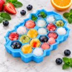 ⁦قالب ثلج سيليكون أزرق بغطاء – تصميم سداسي – مقاس 21 × 12.5 × 2.5 سم⁩ - الصورة ⁦3⁩