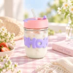 كوب زجاج HOHO سعة 350 مل بغطاء بينك وموف، وشفاط زجاج وحروف مجسمة ثلاثية الأبعاد. تصميم كيوت للآيس كوفي والعصائر بمقاس 12 × 7 سم. - الصورة 4