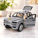 ⁦سيارة لعبة SUV رصاصي فاخرة بأبواب وشنطة قابلة للفتح – مقاس 15 × 6.5 × 5.5 سم⁩ - الصورة ⁦4⁩