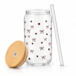 ⁦كوب زجاج 550 مل بغطاء بامبو وشاليموه زجاجية – تصميم فيونكات بني⁩ - الصورة ⁦3⁩