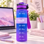 زجاجة مياه رياضية Hello سعة 1 لتر أزرق وموف بجدول تذكير للشرب وغطاء قفل وحزام حمل – 27 × 8 سم - الصورة 4