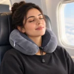 ⁦مخدة رقبة للسفر ميموري فوم رمادي بتصميم U ورباط قابل للتعديل – 30 × 26 سم⁩ - الصورة ⁦3⁩