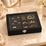 ⁦منظم إكسسوارات أسود بغطاء شفاف بمقاس 20 × 15 × 5 سم⁩ - الصورة ⁦3⁩