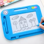 ⁦- سبورة رسم مغناطيسية للأطفال أزرق بقلم وممسحة فراشة – مقاس 26 × 18 سم⁩ - الصورة ⁦4⁩