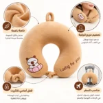 ⁦مسند رقبة للسفر بني بتصميم دبدوب ورباط تثبيت – 33 × 33 سم⁩ - الصورة ⁦3⁩