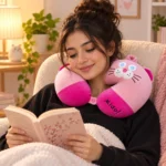 ⁦مسند رقبة للسفر بينك بتصميم كيتي كيوت بمقاس 33 × 33 سم⁩ - الصورة ⁦5⁩