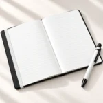 ⁦طقم نوت وقلم 2 في 1 أبيض بعلبة هدايا – نوت 15 × 20 سم وقلم ستايلس 13 سم⁩ - الصورة ⁦3⁩
