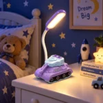 ⁦أباجورة مكتب أطفال بتصميم دبابة أزرق وبنفسجي – إضاءة LED وذراع مرن للمذاكرة والقراءة⁩ - الصورة ⁦4⁩