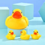 لعبة بط مطاط للأطفال 4 قطع – بطة كبيرة و3 بط صغير للاستحمام واللعب – أصفر - الصورة 5