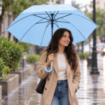 ⁦شمسية لبني بمقبض معقوف – مظلة مطر بعرض 85 سم وطول 67 سم⁩ - الصورة ⁦2⁩