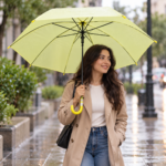 ⁦شمسية صفراء بمقبض منحني – طول 67 سم وعرض 85 سم⁩ - الصورة ⁦2⁩