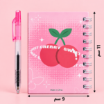 ⁦نوت ميني سلك مع قلم بتصميم كرز بينك Sweet Cherry كيوت – مقاس 11 × 9 سم وقلم 10 سم⁩ - الصورة ⁦2⁩