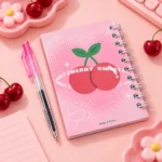⁦نوت ميني سلك مع قلم بتصميم كرز بينك Sweet Cherry كيوت – مقاس 11 × 9 سم وقلم 10 سم⁩ - الصورة ⁦3⁩