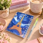 ⁦نوت ميني سلك مع قلم بتصميم برج إيفل أزرق ليلي – مقاس 11 × 9 سم وقلم 10 سم⁩ - الصورة ⁦4⁩