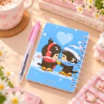 ⁦نوت ميني سلك مع قلم بتصميم شخصيات كرتونية كيوت وسط الثلج أزرق – مقاس 11 × 9 سم وقلم 10 سم⁩ - الصورة ⁦2⁩