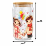 ⁦مج كانز زجاجي 550 مل بغطاء خشب وشاليموه – تصميم ولد وبنت بالبالونات⁩ - الصورة ⁦2⁩